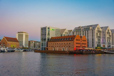 Gdansk, Polonya, 12 Ağustos 2024: Gün batımında Gdansk Rıhtımı, Poland.IMAGE