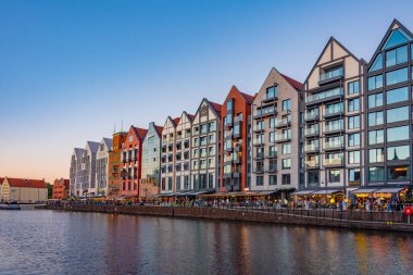 Gdansk, Polonya, 12 Ağustos 2024: Gün batımında Gdansk Rıhtımı, Poland.IMAGE