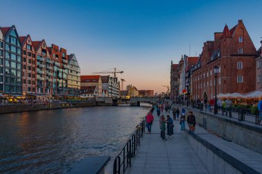 Gdansk, Polonya, 12 Ağustos 2024: Gün batımında Gdansk Rıhtımı, Poland.IMAGE