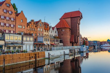 Gdansk, Polonya, 13 Ağustos 2024: Gdansk, Poland.IMAGE rıhtımındaki tarihi vinç günbatımı