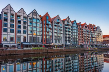 Gdansk, Polonya, 13 Ağustos 2024: Gün batımında Gdansk Rıhtımı, Poland.IMAGE