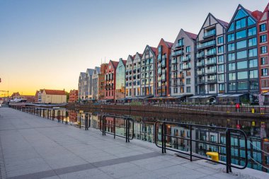 Gdansk, Polonya, 13 Ağustos 2024: Gün batımında Gdansk Rıhtımı, Poland.IMAGE