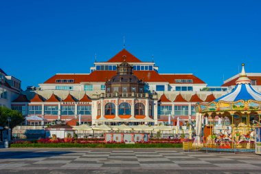 Sopot, Polonya, 13 Ağustos 2024: Sopot, Poland.IMAGE 'deki spa evinin sabah manzarası