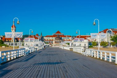 Sopot, Polonya, 13 Ağustos 2024: Sopot, Poland.IMAGE 'deki iskele sonundaki spa evinin sabah manzarası