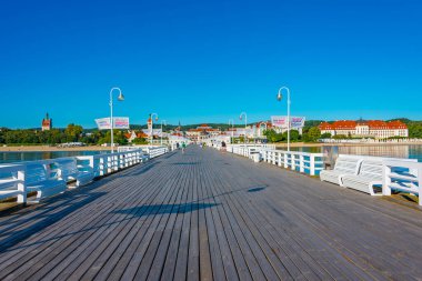 Sopot, Polonya, 13 Ağustos 2024: Sopot, Poland.IMAGE 'deki iskele sonundaki spa evinin sabah manzarası