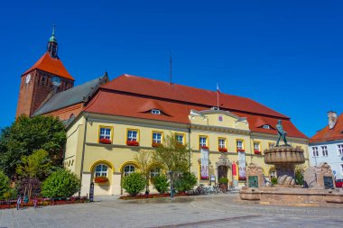 Darlowo, Polonya, 14 Ağustos 2024: Darlow, Poland.IMAGE 'deki Belediye Binası ve Czestochowa Kilisesi