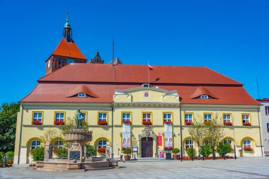 Darlowo, Polonya, 14 Ağustos 2024: Darlow, Poland.IMAGE 'deki Belediye Binası ve Czestochowa Kilisesi