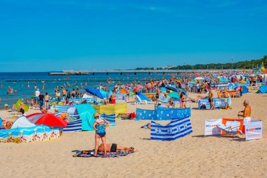 Kolobrzeg, Polonya, 14 Ağustos 2024: Kolobrzeg, Poland.IMAGE 'de bir plajdaki insanlar