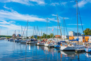 Kolobrzeg, Polonya, 14 Ağustos 2024: Kolobrzeg, Poland.IMAGE 'deki marina manzarası