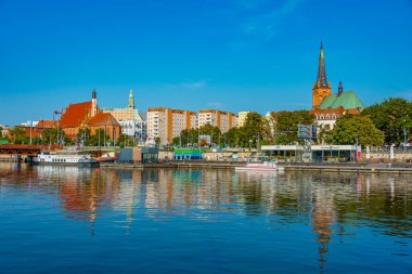 Szczecin, Polonya, 15 Ağustos 2024: Szczecin, Poland.IMAGE 'de Oder Nehri' nin batı yakasının gün doğumu manzarası