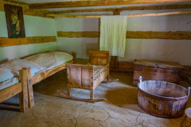 Zielona Gora, Polonya, 15 Ağustos 2024: Zielona Gora, Poland.IMAGE 'deki Etnoğrafya Müzesi' nde bir tarihsel evin içi