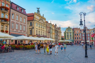 Poznan, Polonya, 15 Ağustos 2024: Poznan, Poland.IMAGE 'deki Stary Rynek Meydanı' ndaki renkli evlerin günbatımı