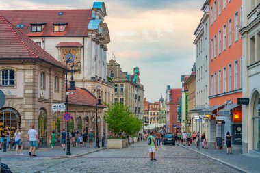 Poznan, Polonya, 15 Ağustos 2024: Poznan, Poland.IMAGE 'in merkezinde yaya caddesi