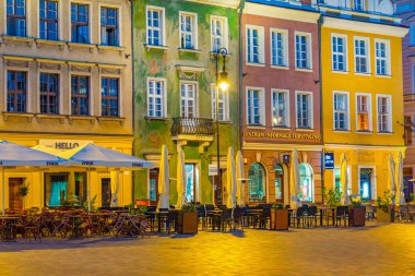 Poznan, Polonya, 16 Ağustos 2024: Poznan, Poland.IMAGE 'deki Stary Rynek Meydanı' ndaki renkli evlerin gün doğumu manzarası
