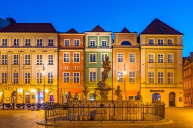 Poznan, Polonya, 16 Ağustos 2024: Proserpine Fountain 'in gün doğumu manzarası ve Poznan Poznan' daki Stary Rynek Meydanı 'ndaki renkli evler.