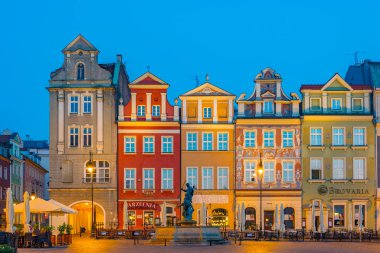 Poznan, Polonya, 16 Ağustos 2024: Poznan, Poland.IMAGE 'deki Stary Rynek Meydanı' ndaki renkli evlerin gün doğumu manzarası