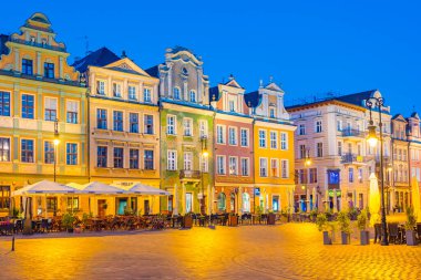 Poznan, Polonya, 16 Ağustos 2024: Poznan, Poland.IMAGE 'deki Stary Rynek Meydanı' ndaki renkli evlerin gün doğumu manzarası