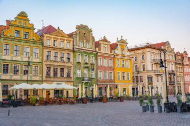 Poznan, Polonya, 16 Ağustos 2024: Poznan, Poland.IMAGE 'deki Stary Rynek Meydanı' ndaki renkli evlerin gün doğumu manzarası