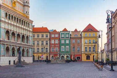 Poznan, Polonya, 16 Ağustos 2024: Poznan, Poland.IMAGE 'deki Stary Rynek Meydanı' ndaki renkli evlerin gün doğumu manzarası