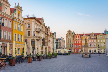 Poznan, Polonya, 16 Ağustos 2024: Poznan, Poland.IMAGE 'deki Stary Rynek Meydanı' ndaki renkli evlerin gün doğumu manzarası