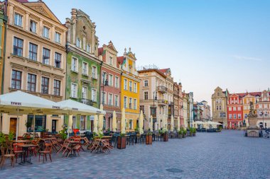 Poznan, Polonya, 16 Ağustos 2024: Poznan, Poland.IMAGE 'deki Stary Rynek Meydanı' ndaki renkli evlerin gün doğumu manzarası