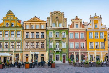 Poznan, Polonya, 16 Ağustos 2024: Poznan, Poland.IMAGE 'deki Stary Rynek Meydanı' ndaki renkli evlerin gün doğumu manzarası
