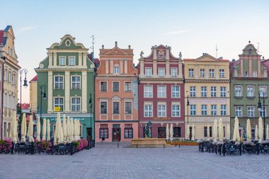 Poznan, Polonya, 16 Ağustos 2024: Poznan, Poland.IMAGE 'deki Stary Rynek Meydanı' ndaki renkli evlerin gün doğumu manzarası