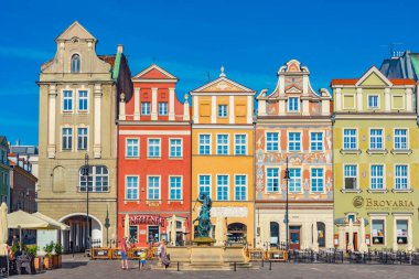 Poznan, Polonya, 16 Ağustos 2024: Pozna 'da güneşli bir günde Stary Rynek Meydanı' nda renkli evler.