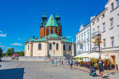Gniezno, Polonya, 16 Ağustos 2024: Gniezno, Poland.IMAGE 'deki Primat' ın Aziz Wojciech Bazilikası 'na giden yol.