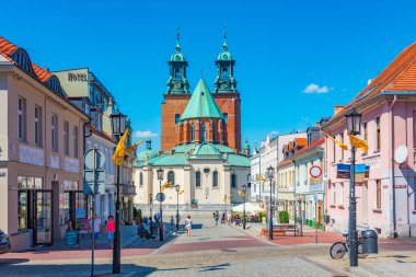 Gniezno, Polonya, 16 Ağustos 2024: Gniezno, Poland.IMAGE 'deki Primat' ın Aziz Wojciech Bazilikası 'na giden yol.