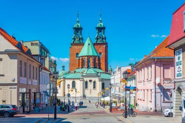 Gniezno, Polonya, 16 Ağustos 2024: Gniezno, Poland.IMAGE 'deki Primat' ın Aziz Wojciech Bazilikası 'na giden yol.