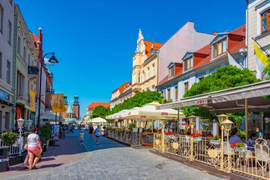Gniezno, Polonya, 16 Ağustos 2024: Gniezno, Poland.IMAGE 'deki Primat' ın Aziz Wojciech Bazilikası 'na giden yol.