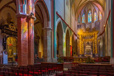 Gniezno, Polonya, 16 Ağustos 2024: Gniezno, Poland.IMAGE 'deki Aziz Wojciech Mabedi Primat Bazilikasının İçi