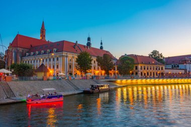 Wroclaw, Polonya, 16 Ağustos 2024: Odra, Wroclaw, Poland.IMAGE nehir kenarının gün batımı görünümü