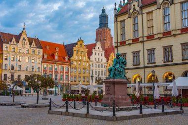 Wroclaw, Polonya, 17 Ağustos 2024: Rynek 'teki renkli evler, Wroclaw merkez meydanı, Poland.IMAGE