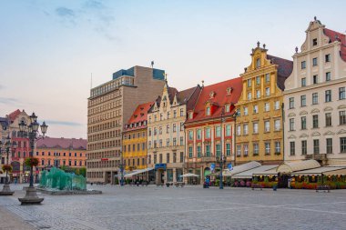 Wroclaw, Polonya, 17 Ağustos 2024: Rynek 'teki renkli evler, Wroclaw merkez meydanı, Poland.IMAGE
