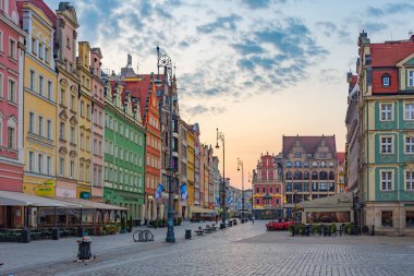 Wroclaw, Polonya, 17 Ağustos 2024: Rynek 'teki renkli evler, Wroclaw merkez meydanı, Poland.IMAGE