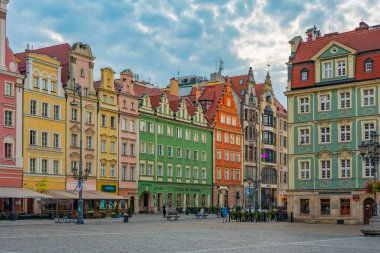 Wroclaw, Polonya, 17 Ağustos 2024: Rynek 'teki renkli evler, Wroclaw merkez meydanı, Poland.IMAGE