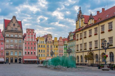Wroclaw, Polonya, 17 Ağustos 2024: Rynek 'teki renkli evler, Wroclaw merkez meydanı, Poland.IMAGE