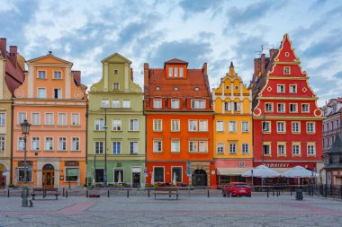 Wroclaw, Polonya, 17 Ağustos 2024: Rynek 'teki renkli evler, Wroclaw merkez meydanı, Poland.IMAGE