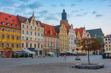 Wroclaw, Polonya, 17 Ağustos 2024: Rynek 'teki renkli evler, Wroclaw merkez meydanı, Poland.IMAGE