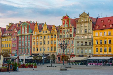 Wroclaw, Polonya, 17 Ağustos 2024: Rynek 'teki renkli evler, Wroclaw merkez meydanı, Poland.IMAGE