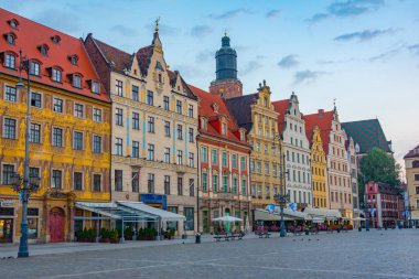 Wroclaw, Polonya, 17 Ağustos 2024: Rynek 'teki renkli evler, Wroclaw merkez meydanı, Poland.IMAGE