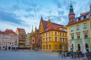 Wroclaw, Polonya, 17 Ağustos 2024: Rynek 'teki renkli evler, Wroclaw merkez meydanı, Poland.IMAGE
