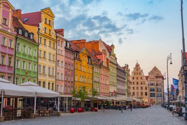 Wroclaw, Polonya, 17 Ağustos 2024: Rynek 'teki renkli evler, Wroclaw merkez meydanı, Poland.IMAGE