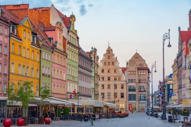 Wroclaw, Polonya, 17 Ağustos 2024: Rynek 'teki renkli evler, Wroclaw merkez meydanı, Poland.IMAGE