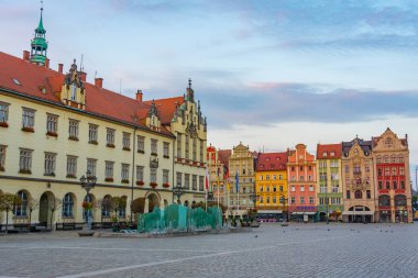 Wroclaw, Polonya, 17 Ağustos 2024: Rynek 'teki renkli evler, Wroclaw merkez meydanı, Poland.IMAGE