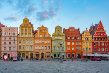 Wroclaw, Polonya, 17 Ağustos 2024: Rynek 'teki renkli evler, Wroclaw merkez meydanı, Poland.IMAGE
