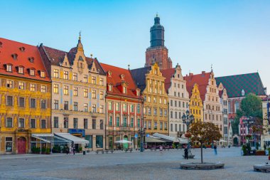 Wroclaw, Polonya, 17 Ağustos 2024: Rynek 'teki renkli evler, Wroclaw merkez meydanı, Poland.IMAGE
