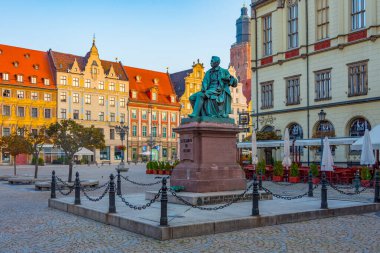Wroclaw, Polonya, 17 Ağustos 2024: Rynek 'teki renkli evler, Wroclaw merkez meydanı, Poland.IMAGE